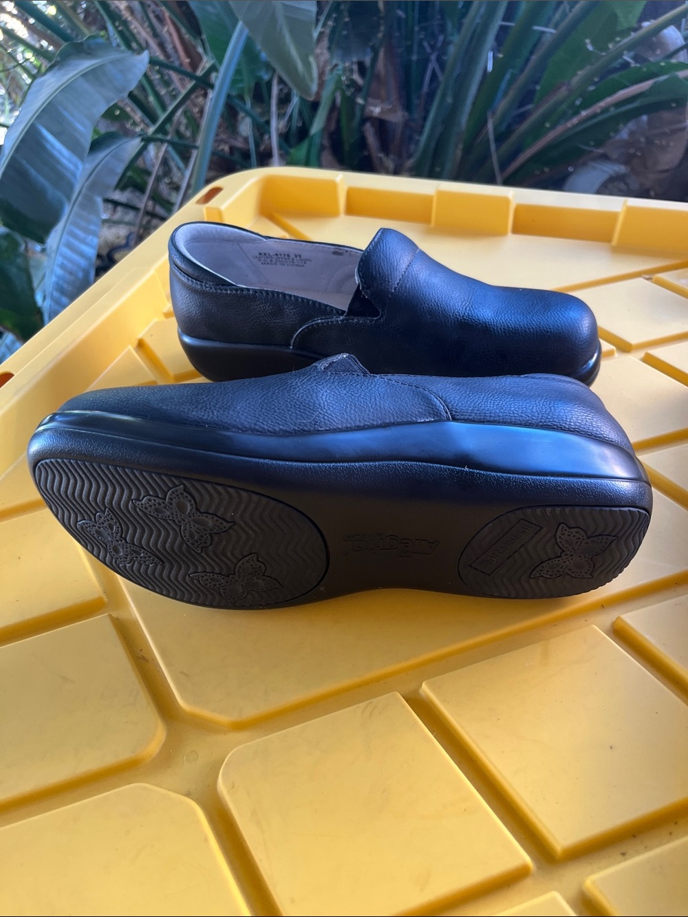 Shoe - Picture 2 of 7